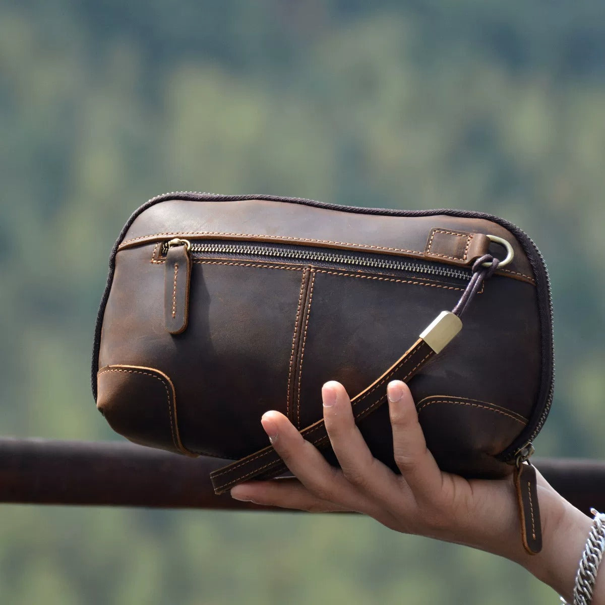 Pochette-bracelet en cuir Crazy Horse Shell Sumi