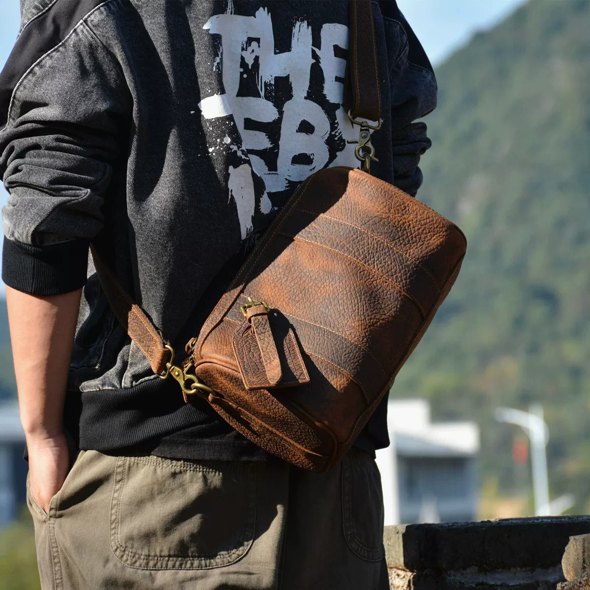 Sac bandoulière en cuir brun Barrel ENSO