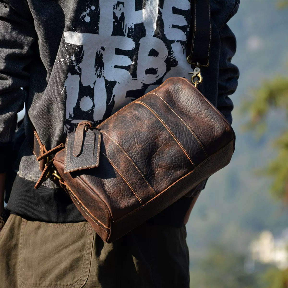 Grand sac bandoulière brun en cuir à grain d’éléphant IWATO