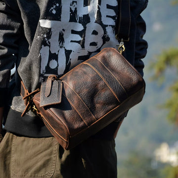 Grand sac bandoulière brun en cuir à grain d’éléphant IWATO