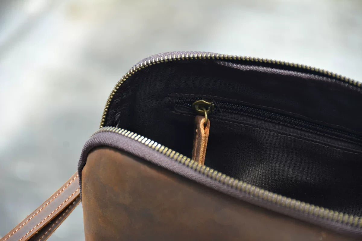 Pochette-bracelet en cuir Crazy Horse Shell Sumi