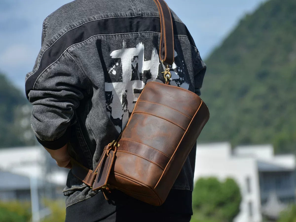 Grand sac bandoulière brun en cuir à grain d’éléphant IWATO