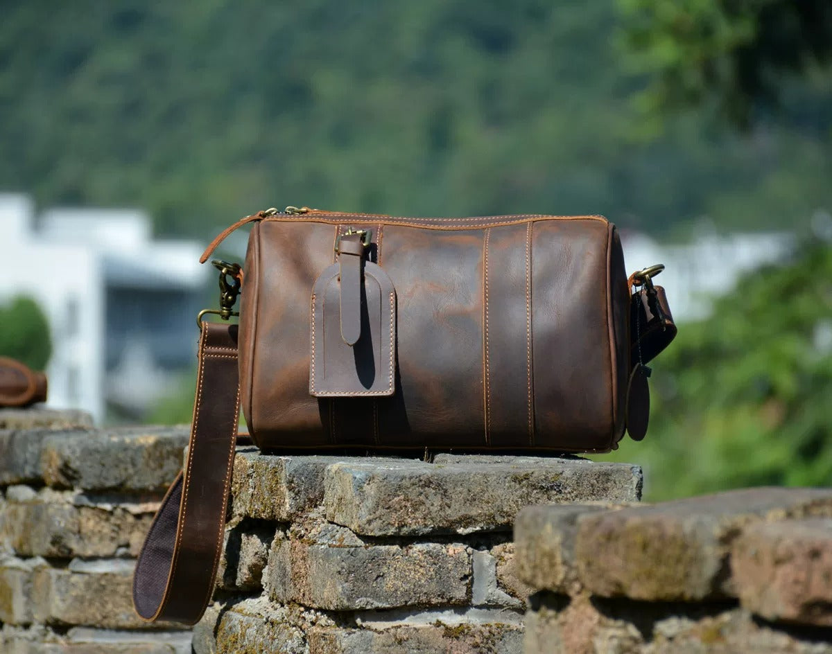 Grand sac bandoulière brun en cuir à grain d’éléphant IWATO