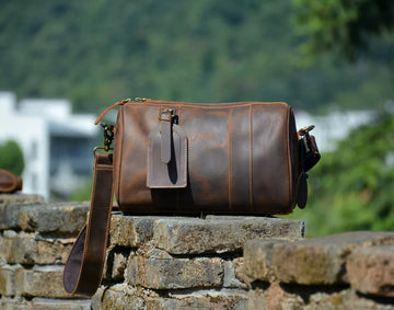 Grand sac bandoulière brun en cuir à grain d’éléphant IWATO
