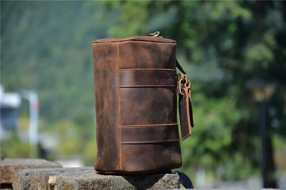 Grand sac bandoulière brun en cuir à grain d’éléphant IWATO