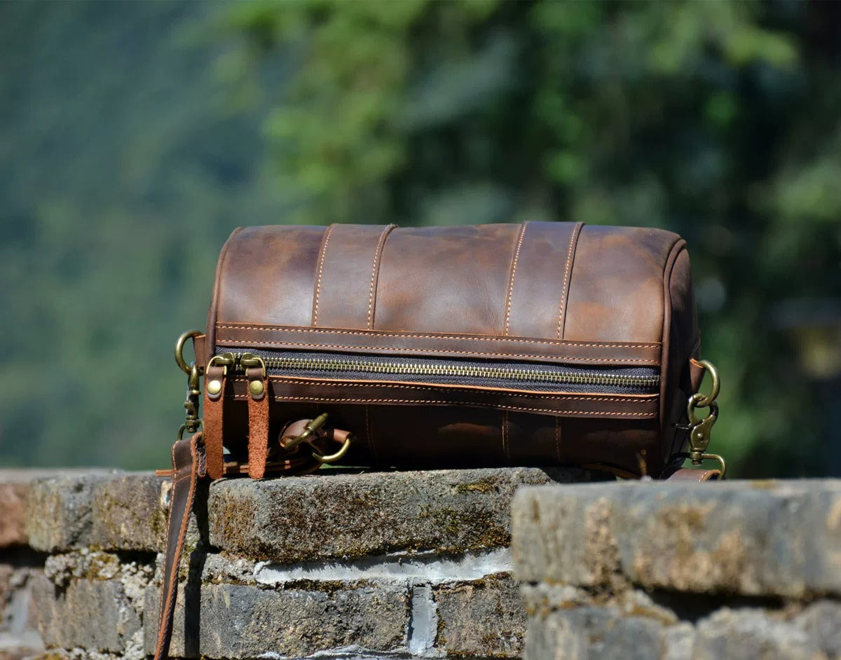 Grand sac bandoulière brun en cuir à grain d’éléphant IWATO