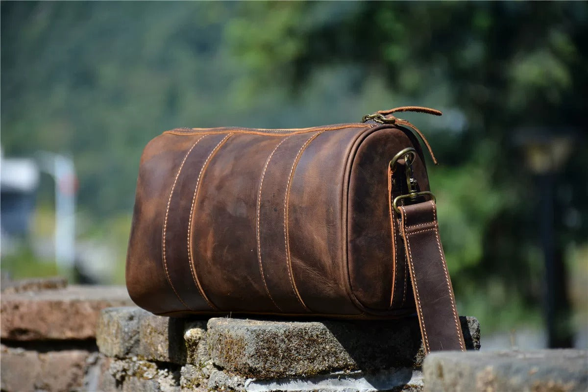 Grand sac bandoulière brun en cuir à grain d’éléphant IWATO