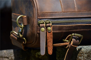 Grand sac bandoulière brun en cuir à grain d’éléphant IWATO