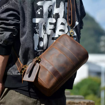 Grand sac bandoulière brun en cuir à grain d’éléphant IWATO