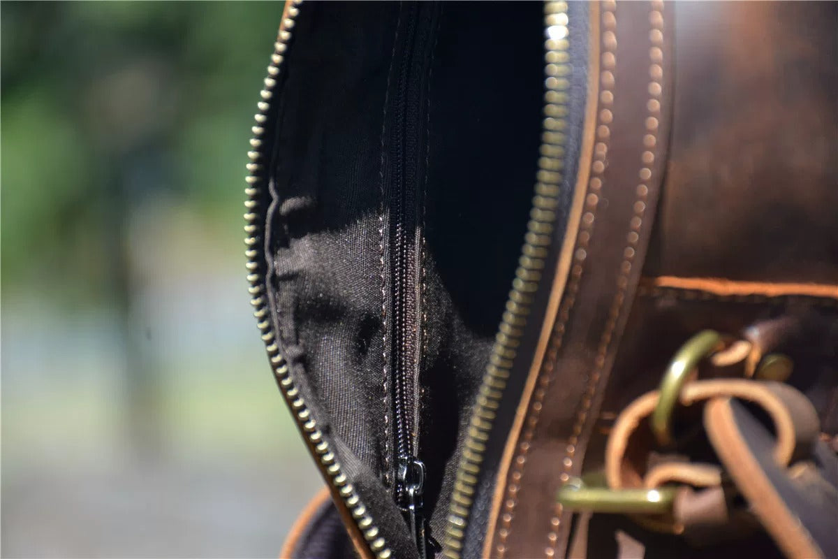 Grand sac bandoulière brun en cuir à grain d’éléphant IWATO