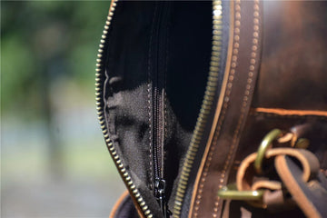 Grand sac bandoulière brun en cuir à grain d’éléphant IWATO