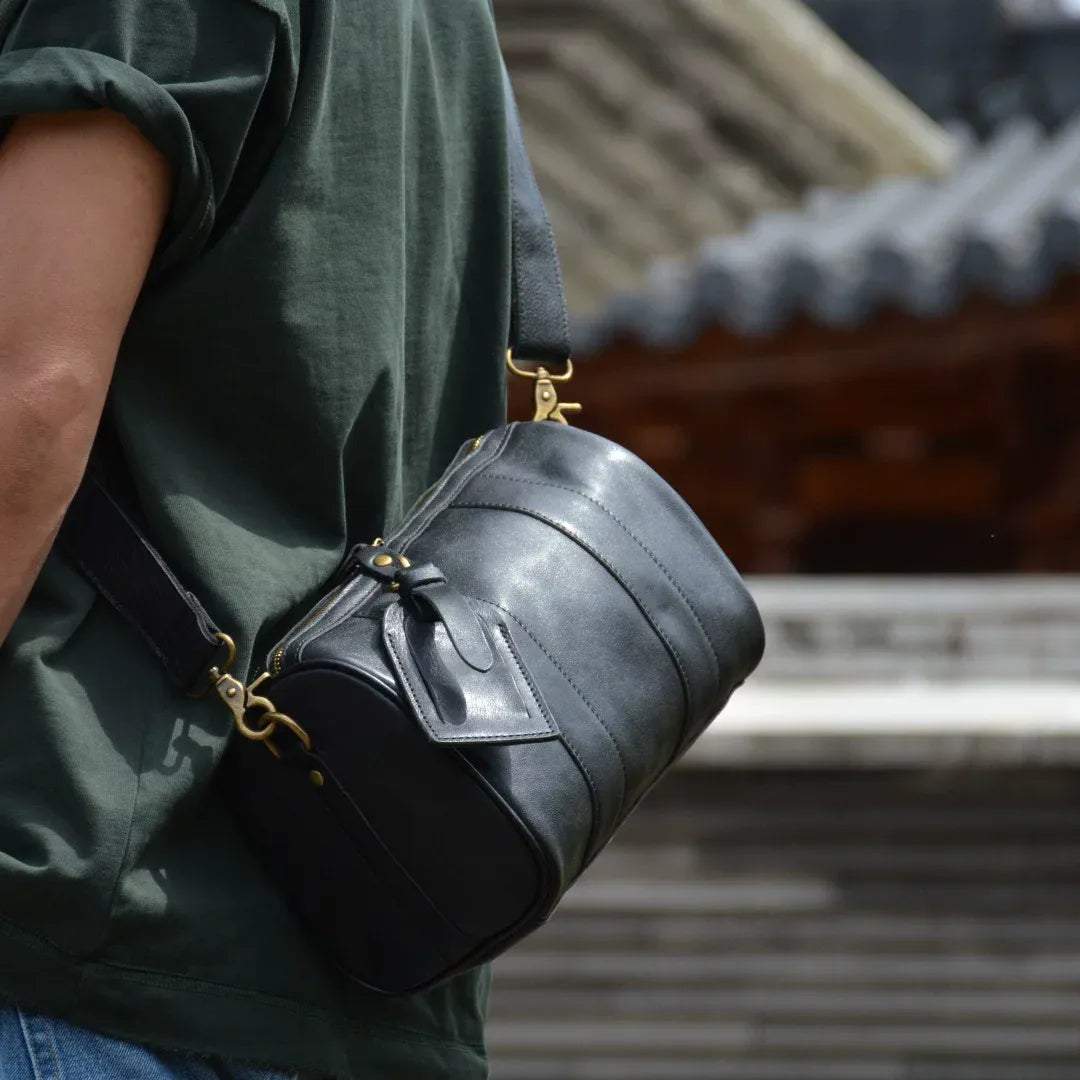 Grand sac bandoulière brun en cuir à grain d’éléphant IWATO