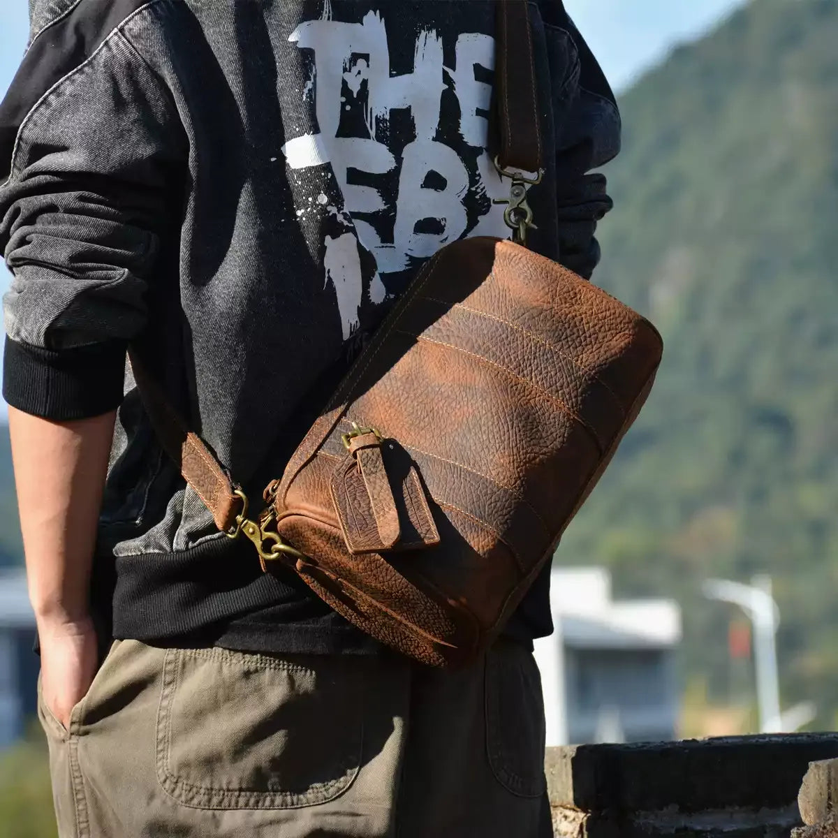 Grand sac bandoulière brun en cuir à grain d’éléphant IWATO